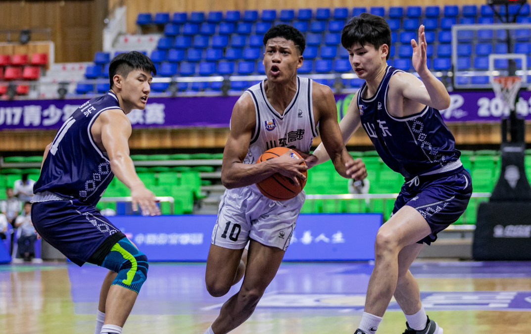 爱游戏游戏平台包含山东男篮发布备战花絮，集结日篮板制胜，欧篮联任务艰巨，身体对抗强度拉满的词条